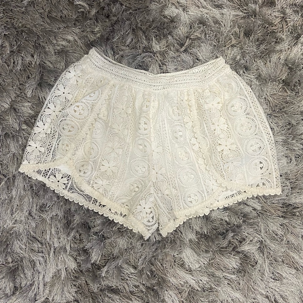 ASTR Women Beige Crochet Lace Lined Tulip Shorts Size L.